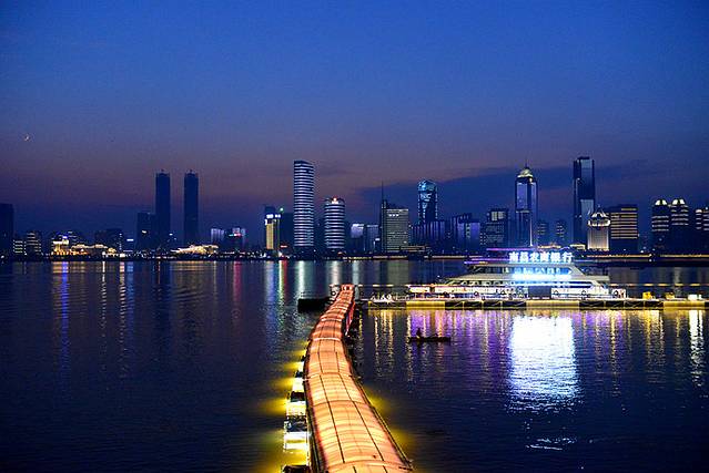 流光溢彩映英雄城 南昌燈光秀，一場(chǎng)現(xiàn)代與歷史的視覺(jué)交響